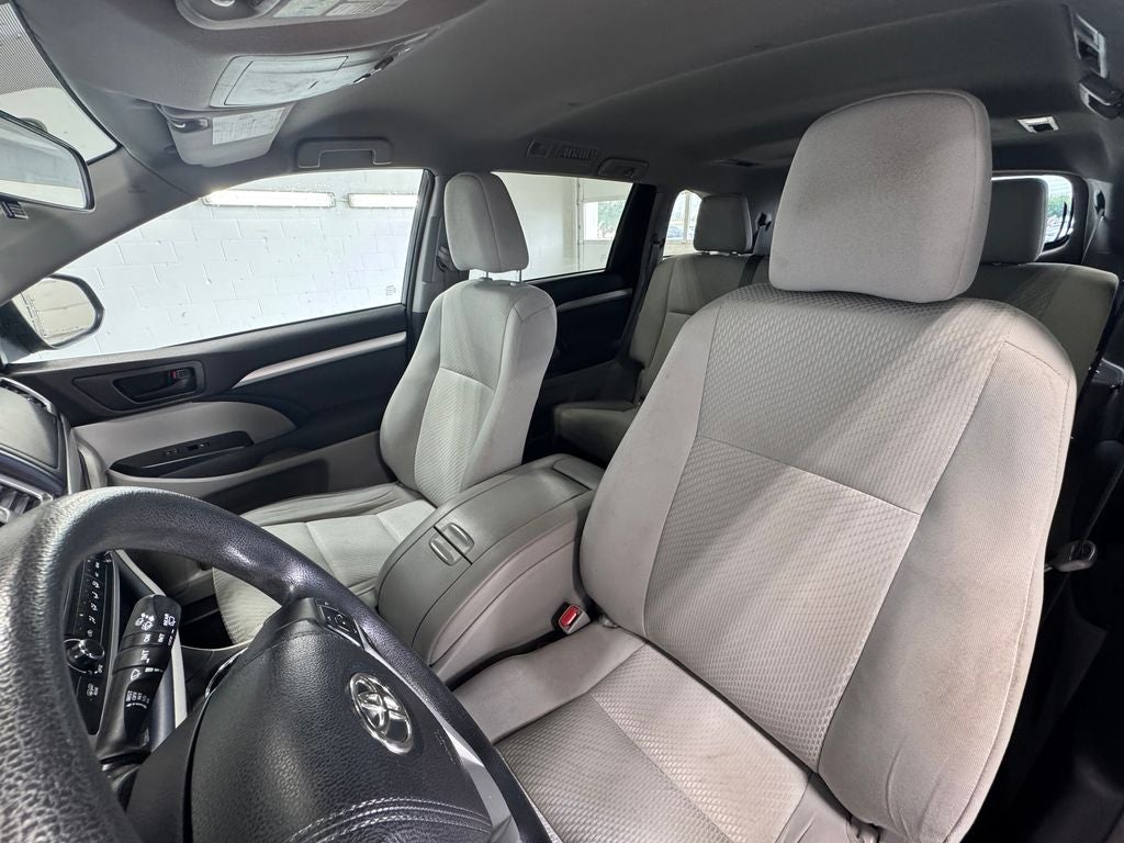 2015 Toyota Highlander LE 3rd row seats