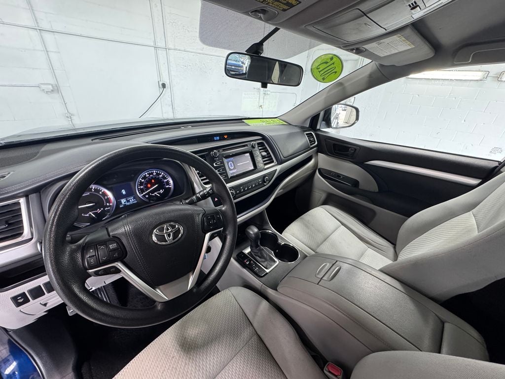 2015 Toyota Highlander LE 3rd row seats