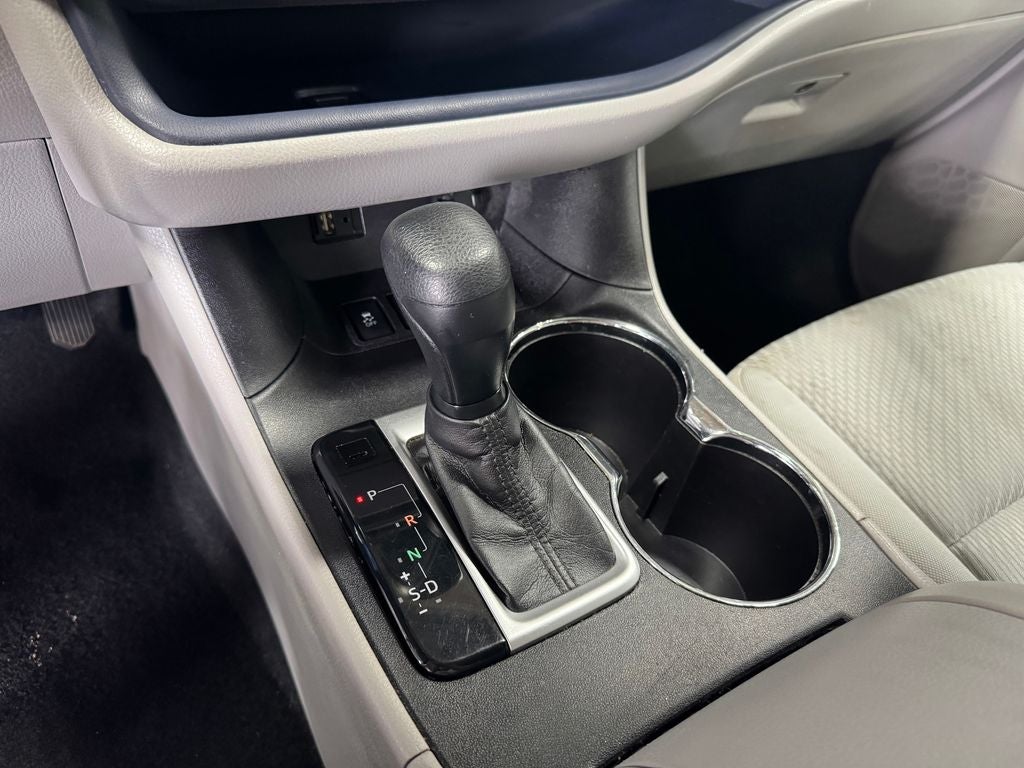 2015 Toyota Highlander LE 3rd row seats