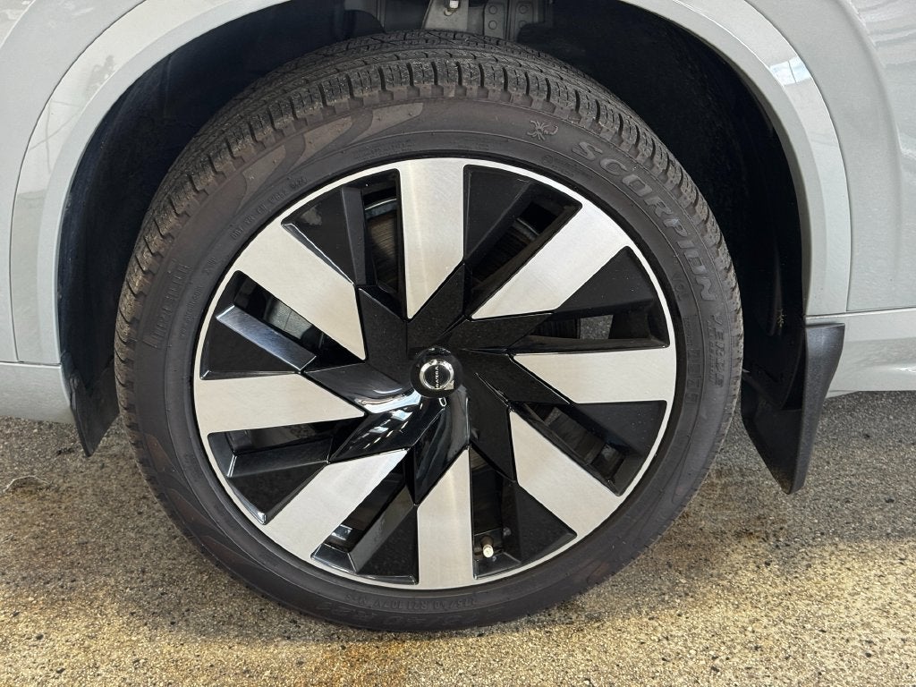 2024 Volvo XC90 Recharge Plug-In Hybrid Ultimate Lounge Package