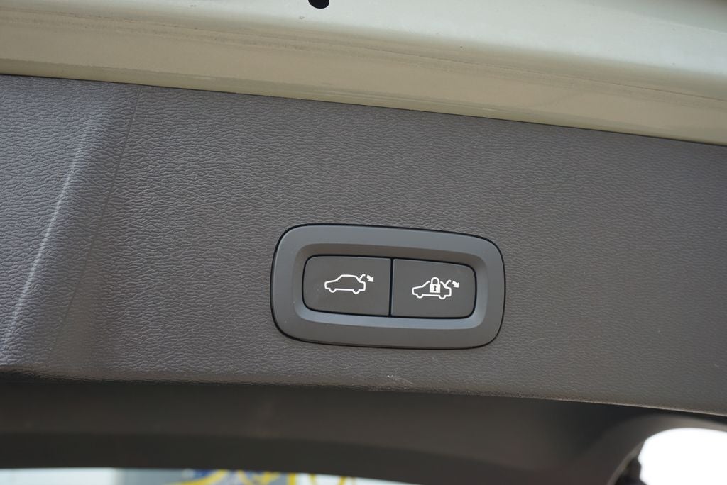 2023 Volvo XC40 B5 Plus Dark Theme