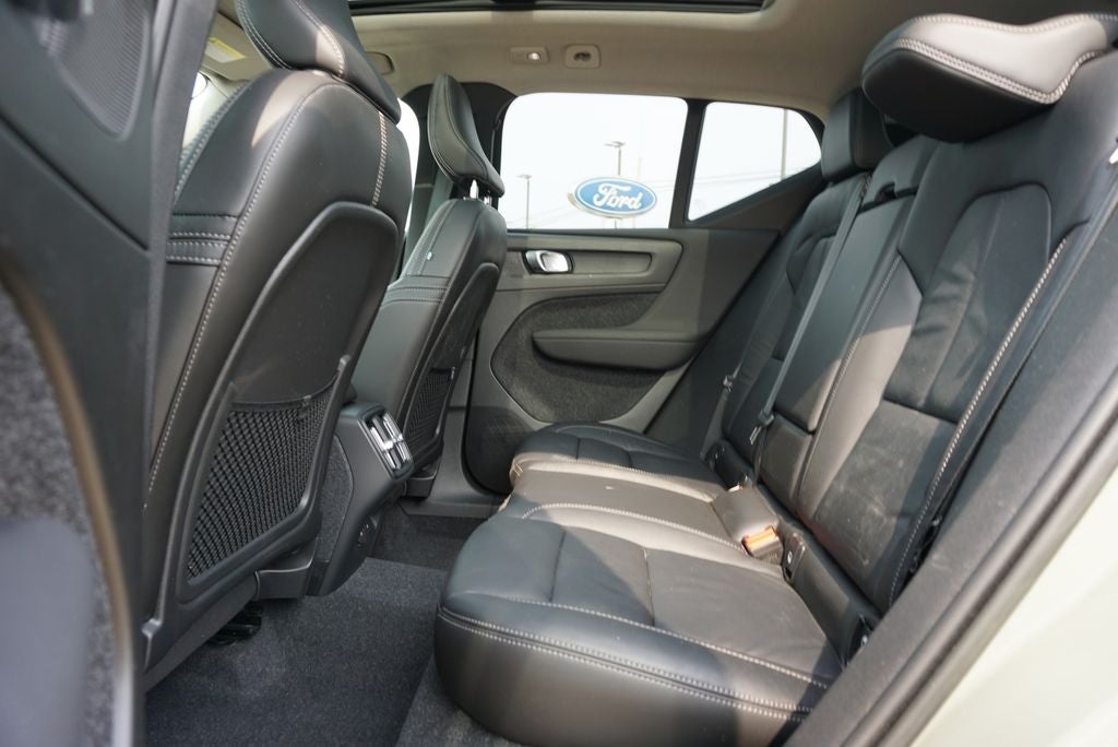 2023 Volvo XC40 B5 Plus Dark Theme