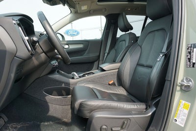 2023 Volvo XC40 B5 Plus Dark Theme