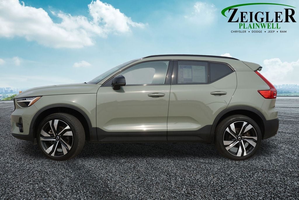 2023 Volvo XC40 B5 Plus Dark Theme