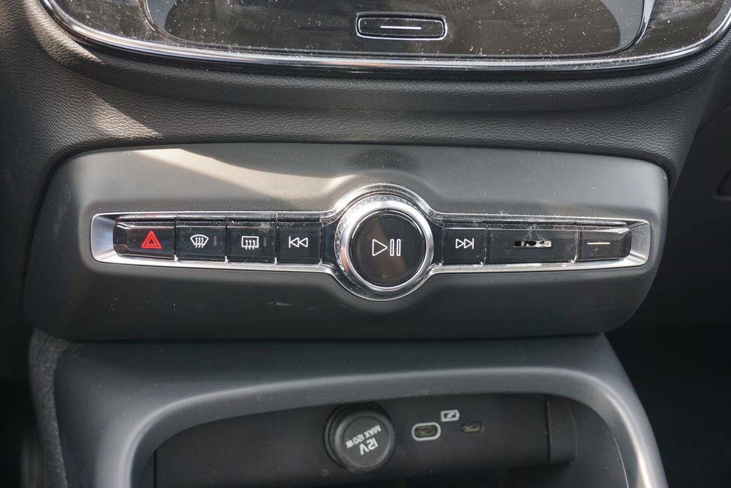 2023 Volvo XC40 B5 Plus Dark Theme