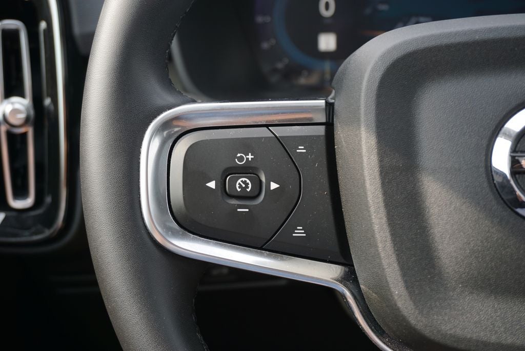 2023 Volvo XC40 B5 Plus Dark Theme