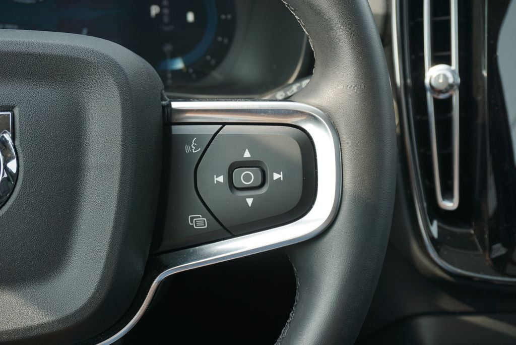 2023 Volvo XC40 B5 Plus Dark Theme