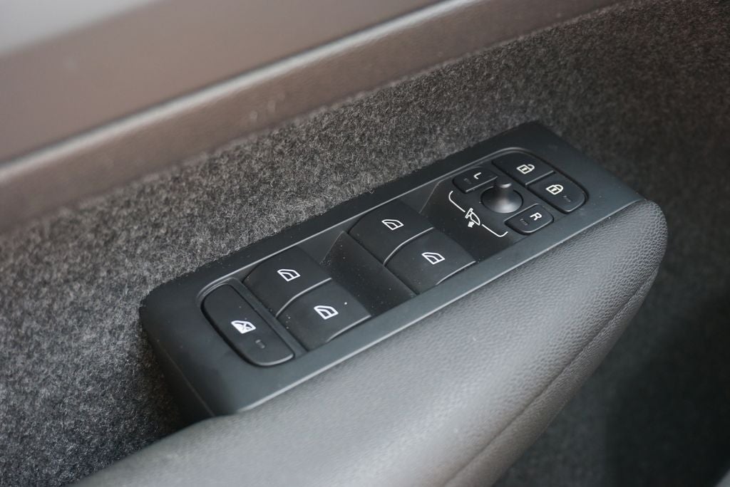 2023 Volvo XC40 B5 Plus Dark Theme