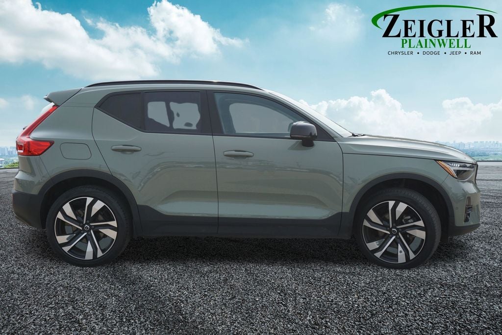 2023 Volvo XC40 B5 Plus Dark Theme