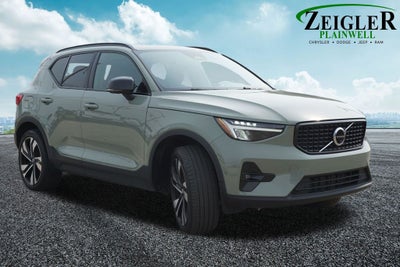 2023 Volvo XC40 B5 Plus Dark Theme