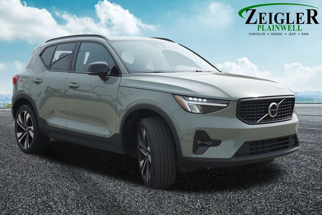 2023 Volvo XC40 B5 Plus Dark Theme