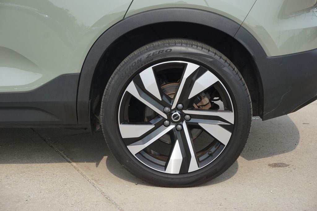 2023 Volvo XC40 B5 Plus Dark Theme