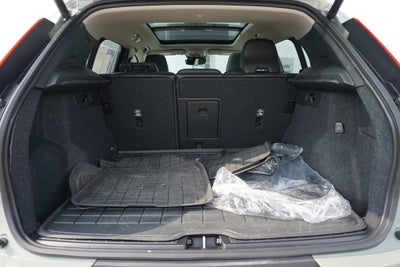 2023 Volvo XC40 B5 Plus Dark Theme