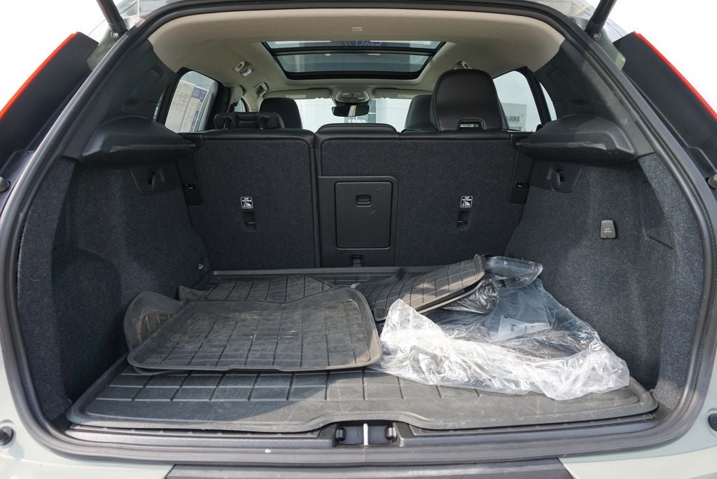 2023 Volvo XC40 B5 Plus Dark Theme