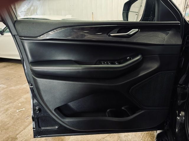 2023 Jeep Grand Cherokee Laredo 4x4