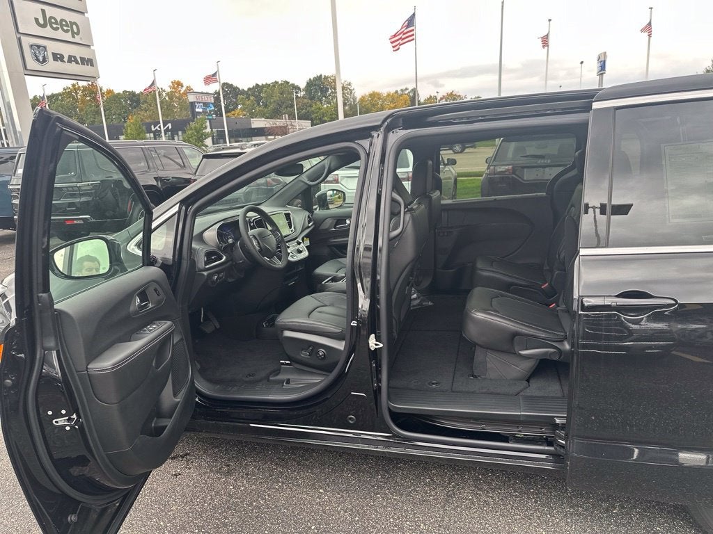 2027 Chrysler Pacifica Select