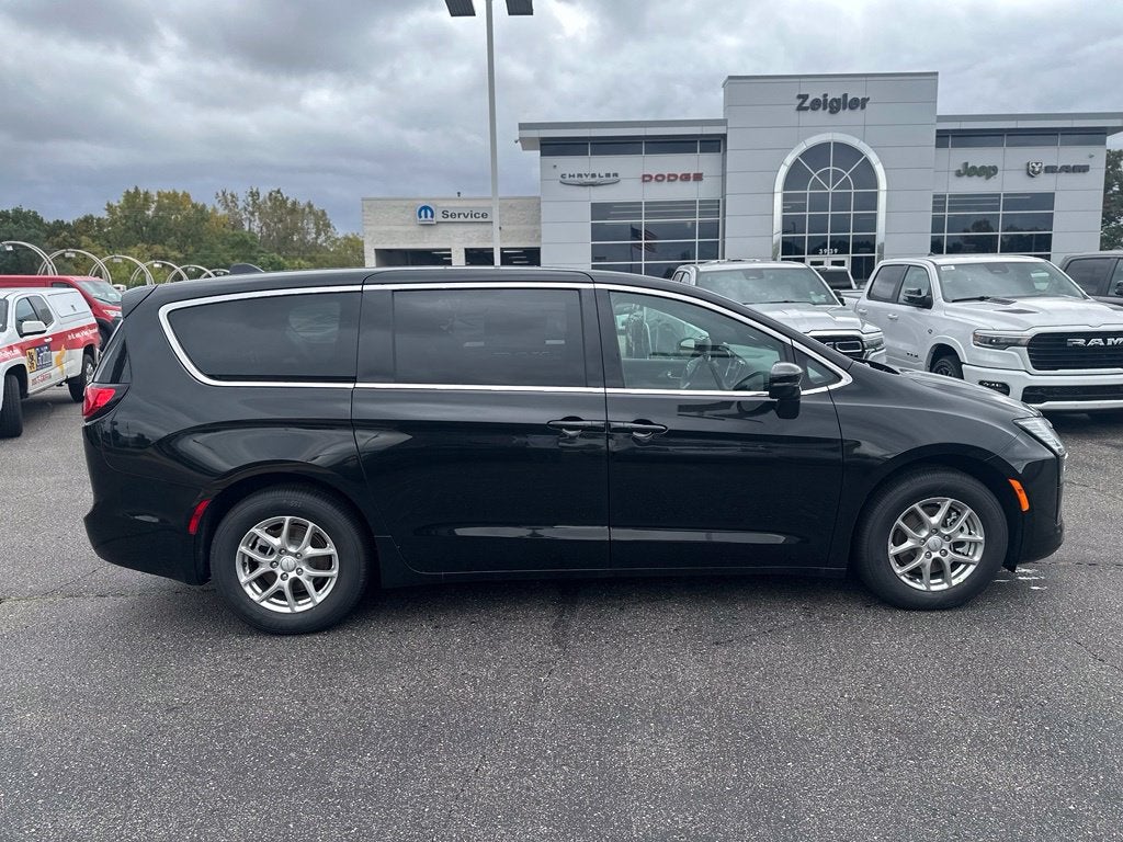 2027 Chrysler Pacifica Select