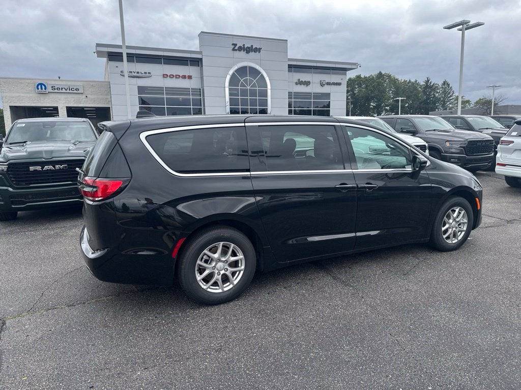 2027 Chrysler Pacifica Select