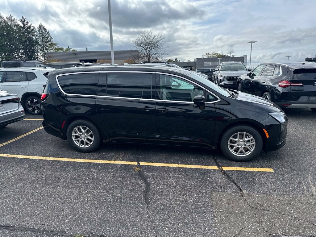 2027 Chrysler Pacifica Select