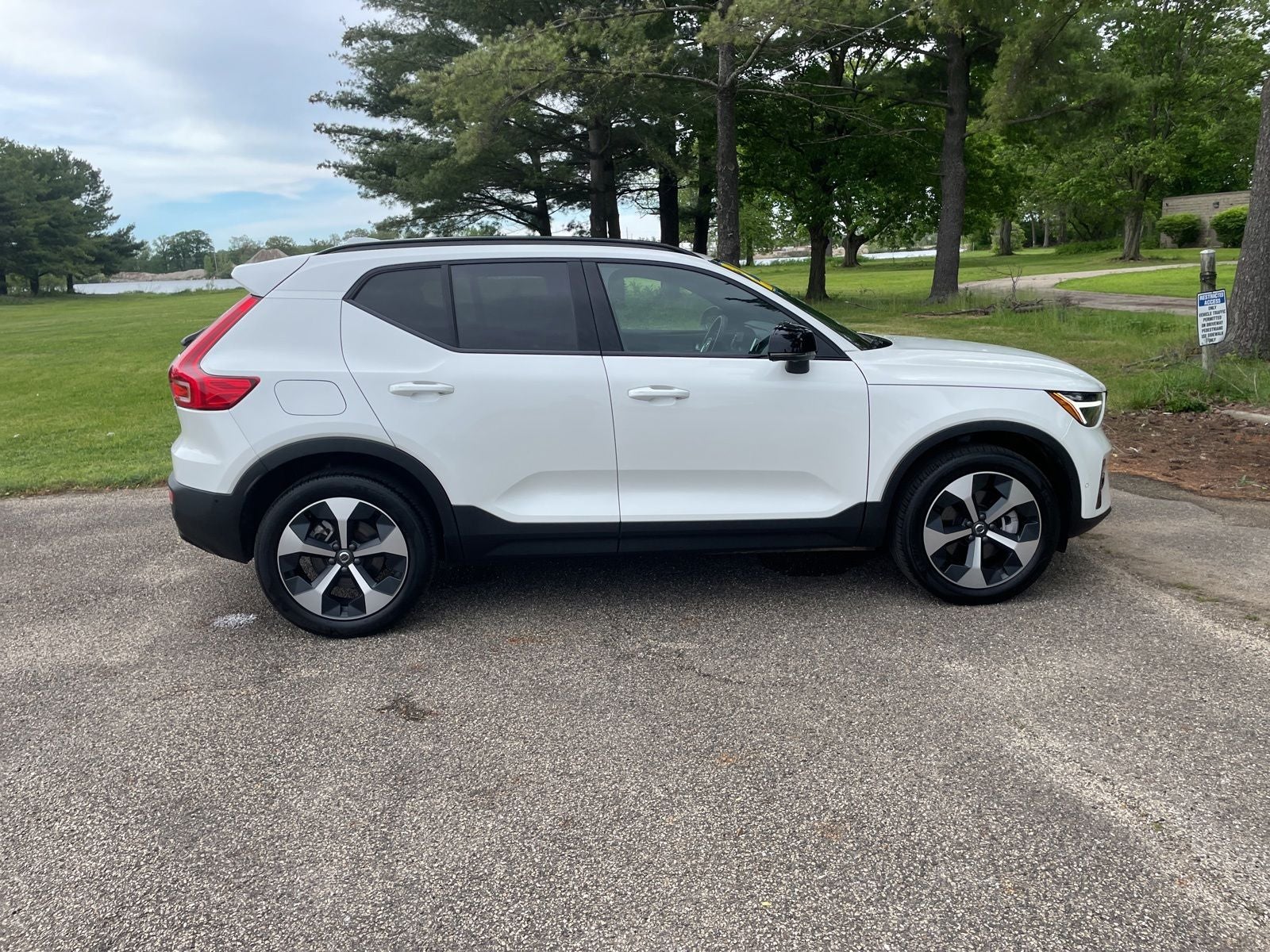 2025 Volvo XC40 B5 Plus Dark Theme