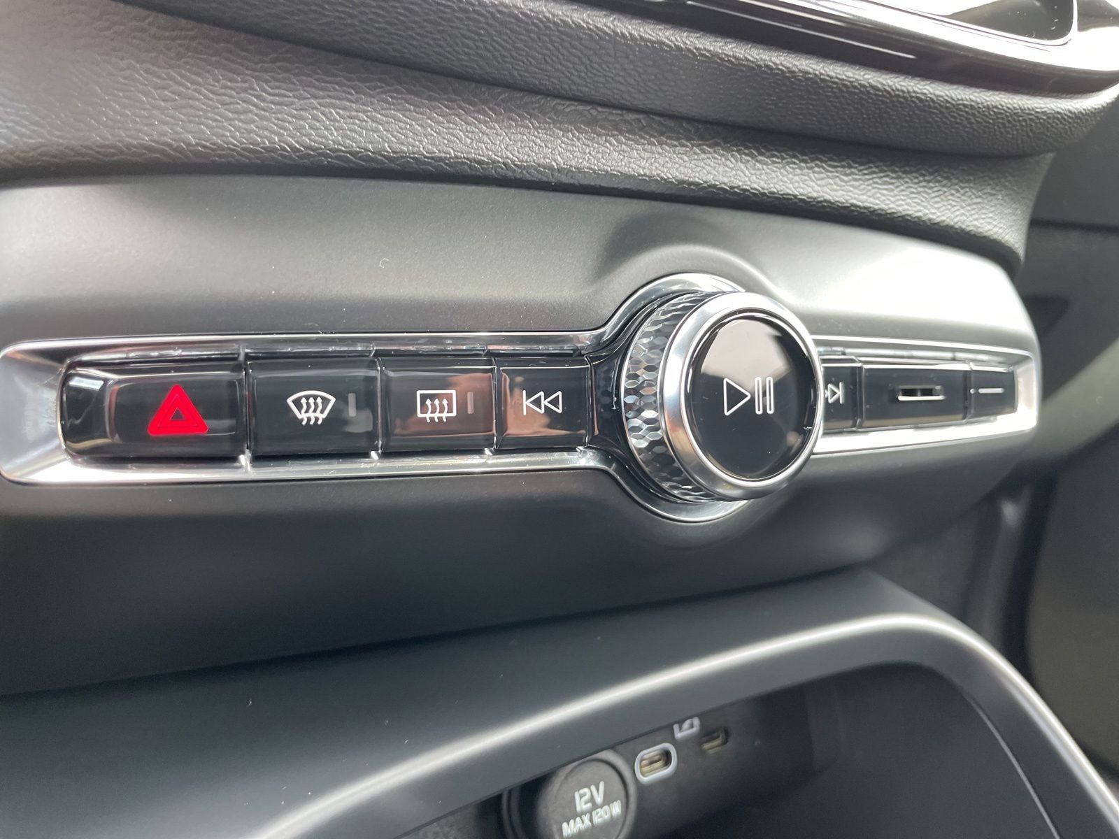 2025 Volvo XC40 B5 Plus Dark Theme